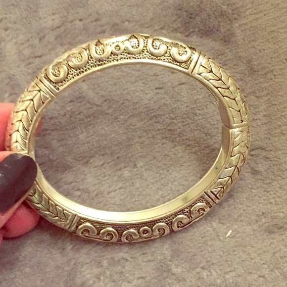 Jewelry - Silver tone bangle bracelet